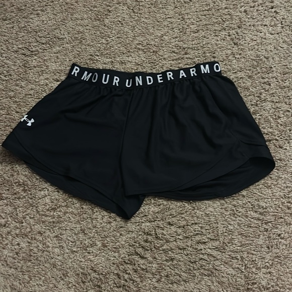 Large black under armor shorts, like new condition - Picture 1 of 3
